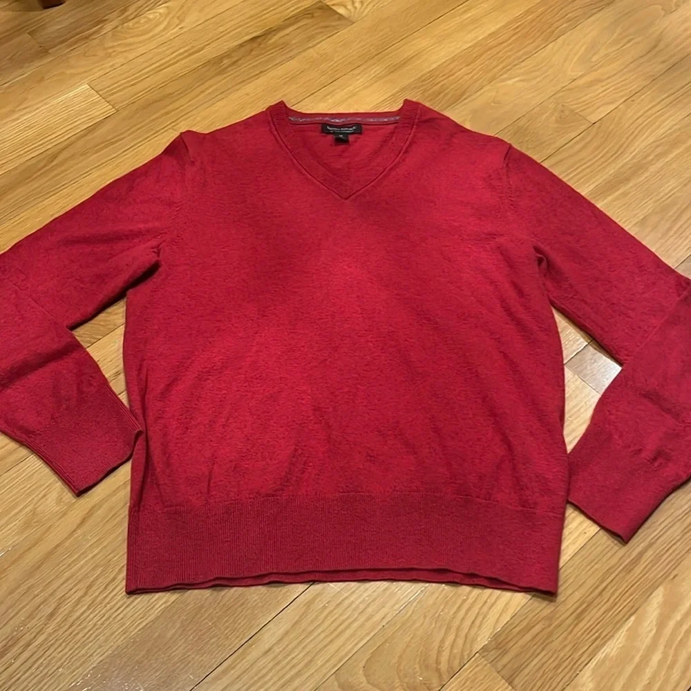 Bananan Republic men’s red cotton / cashmere blend vneck sweater size medium.